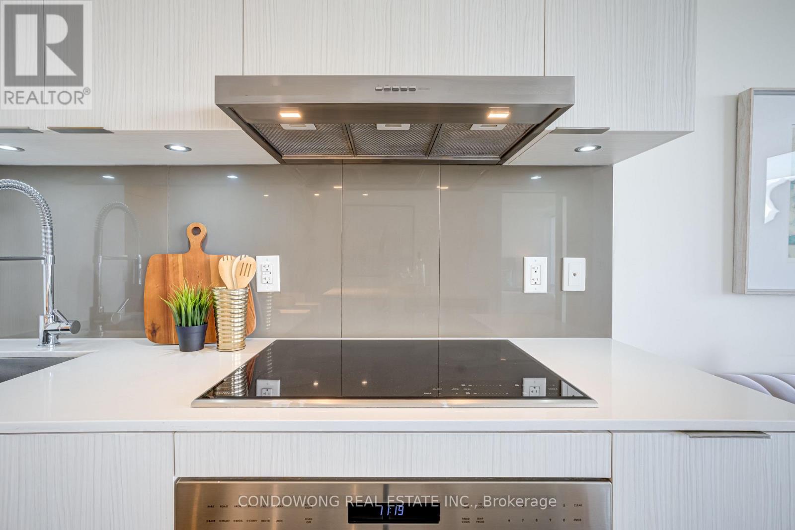 4710 - 1 Bloor Street E Property Photo 8