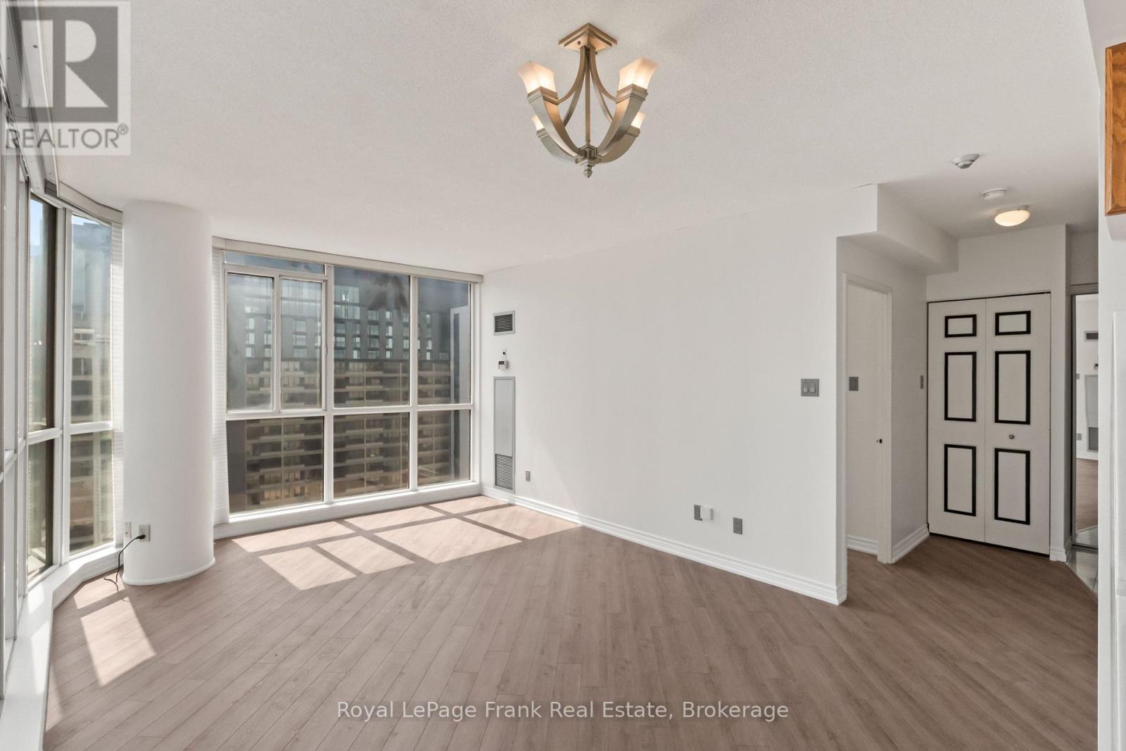 2910 - 736 Bay Street Property Photo 8