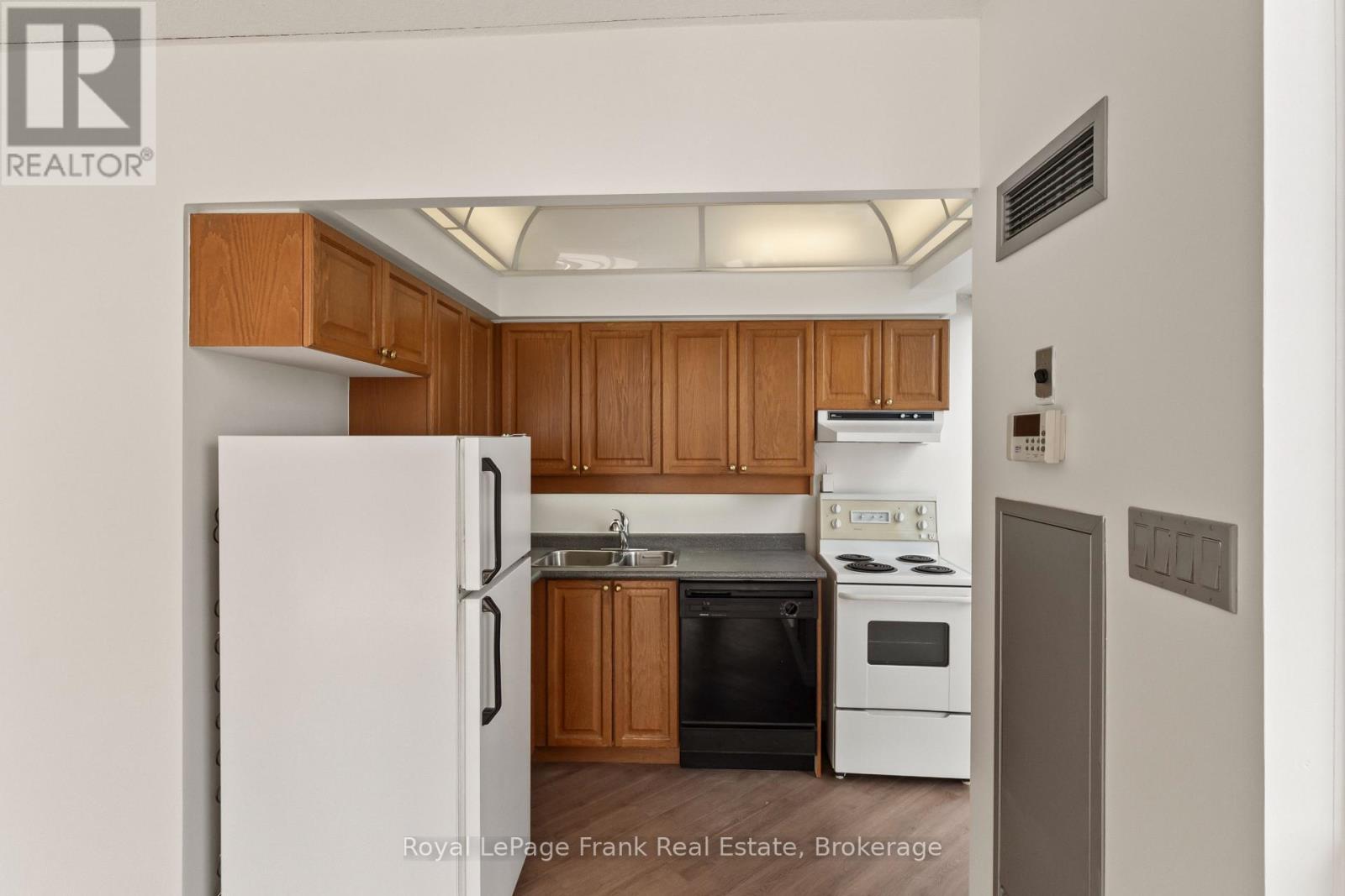 2910 - 736 Bay Street Property Photo 15