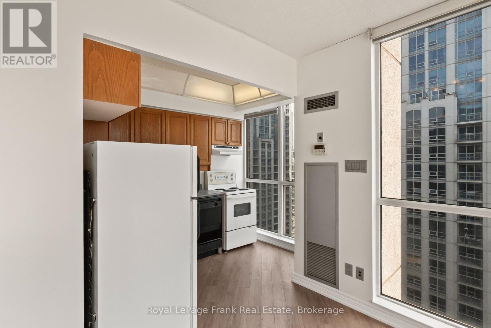 2910 - 736 Bay Street Property Photo 16