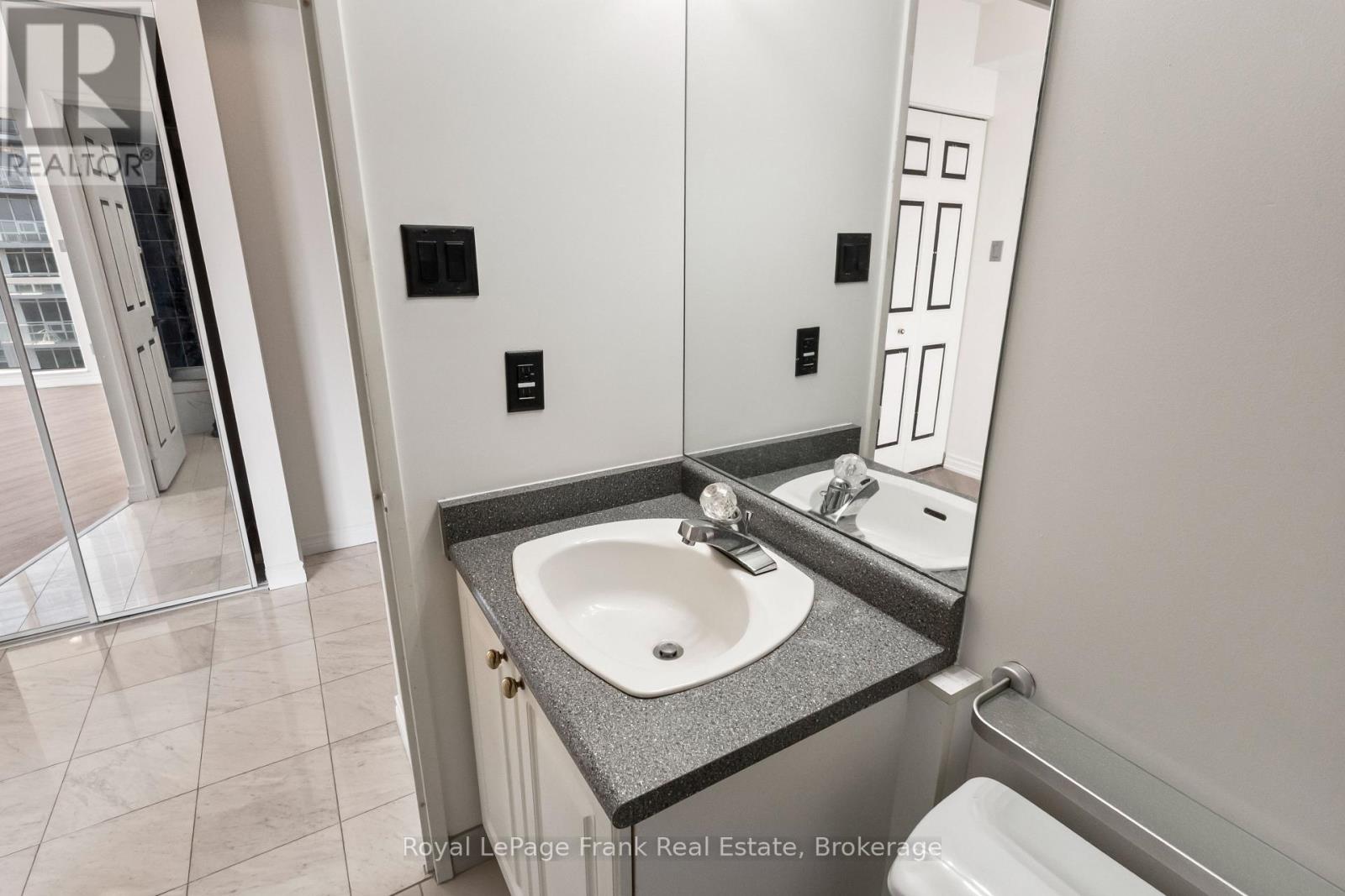 2910 - 736 Bay Street Property Photo 23