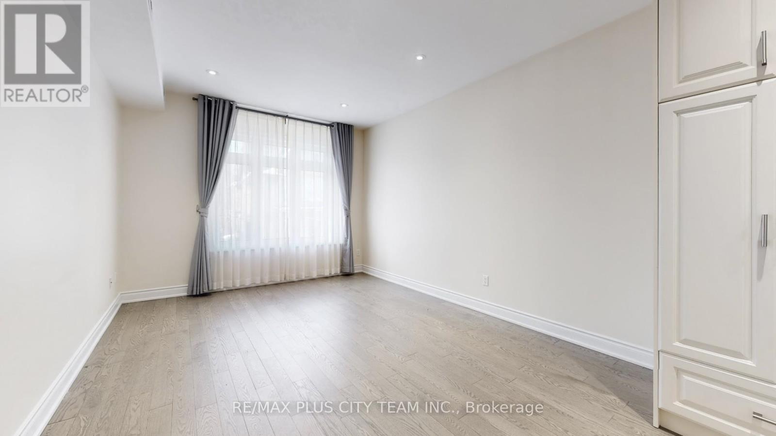 2 - 381 Ontario Street Property Photo 3