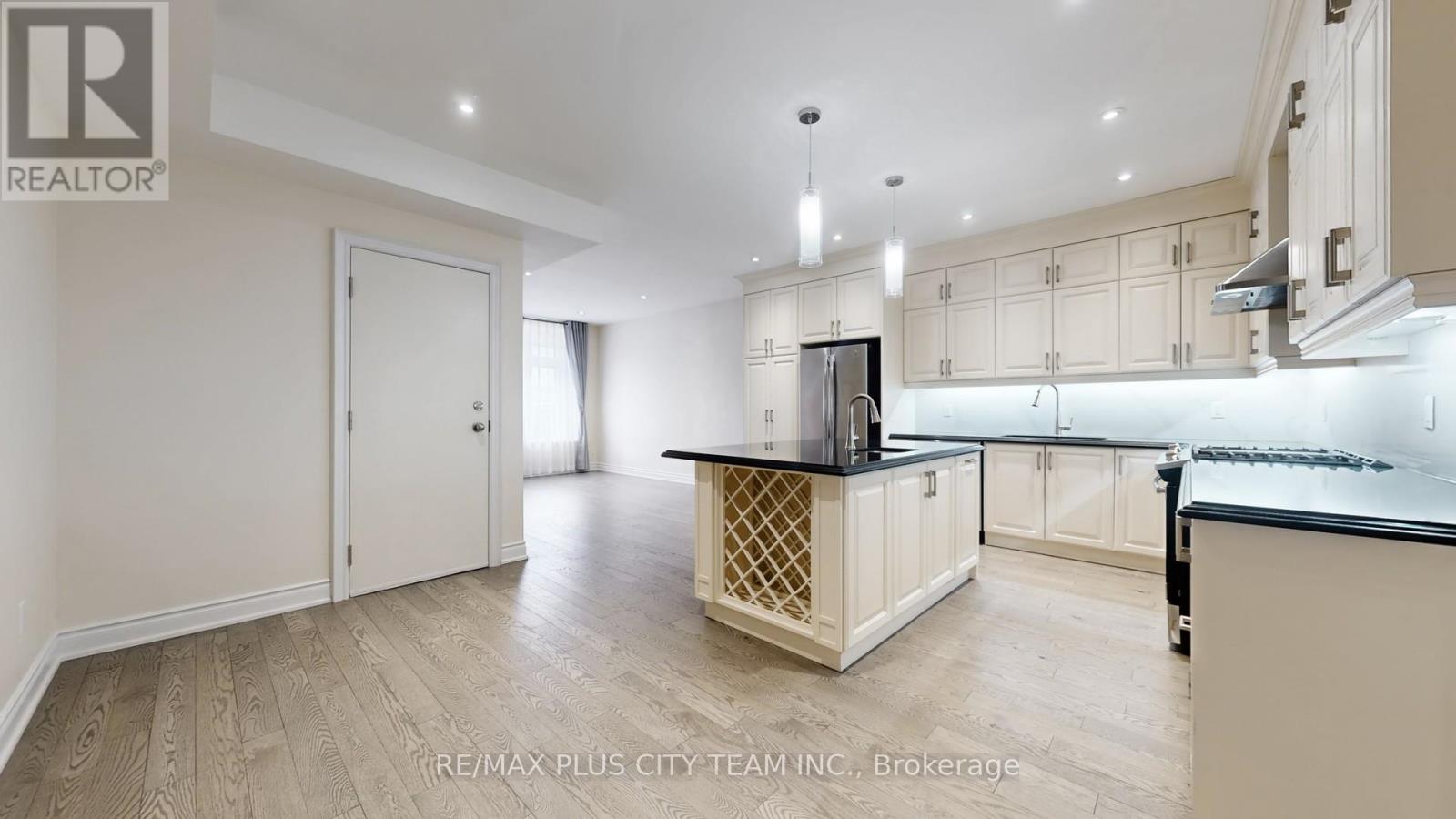 2 - 381 Ontario Street Property Photo 10