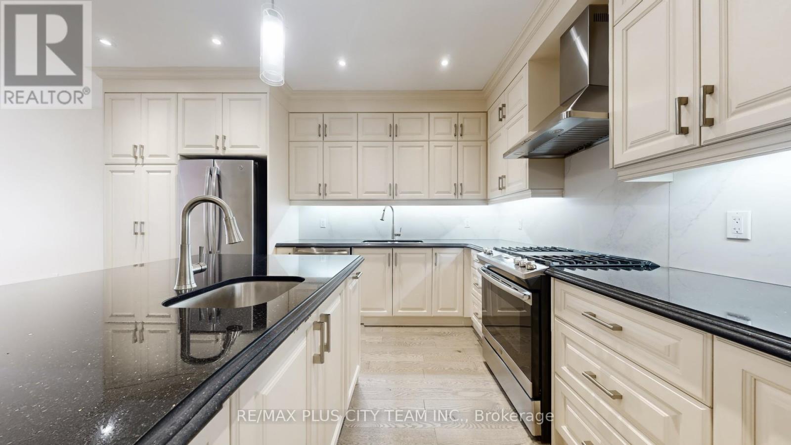 2 - 381 Ontario Street Property Photo 11