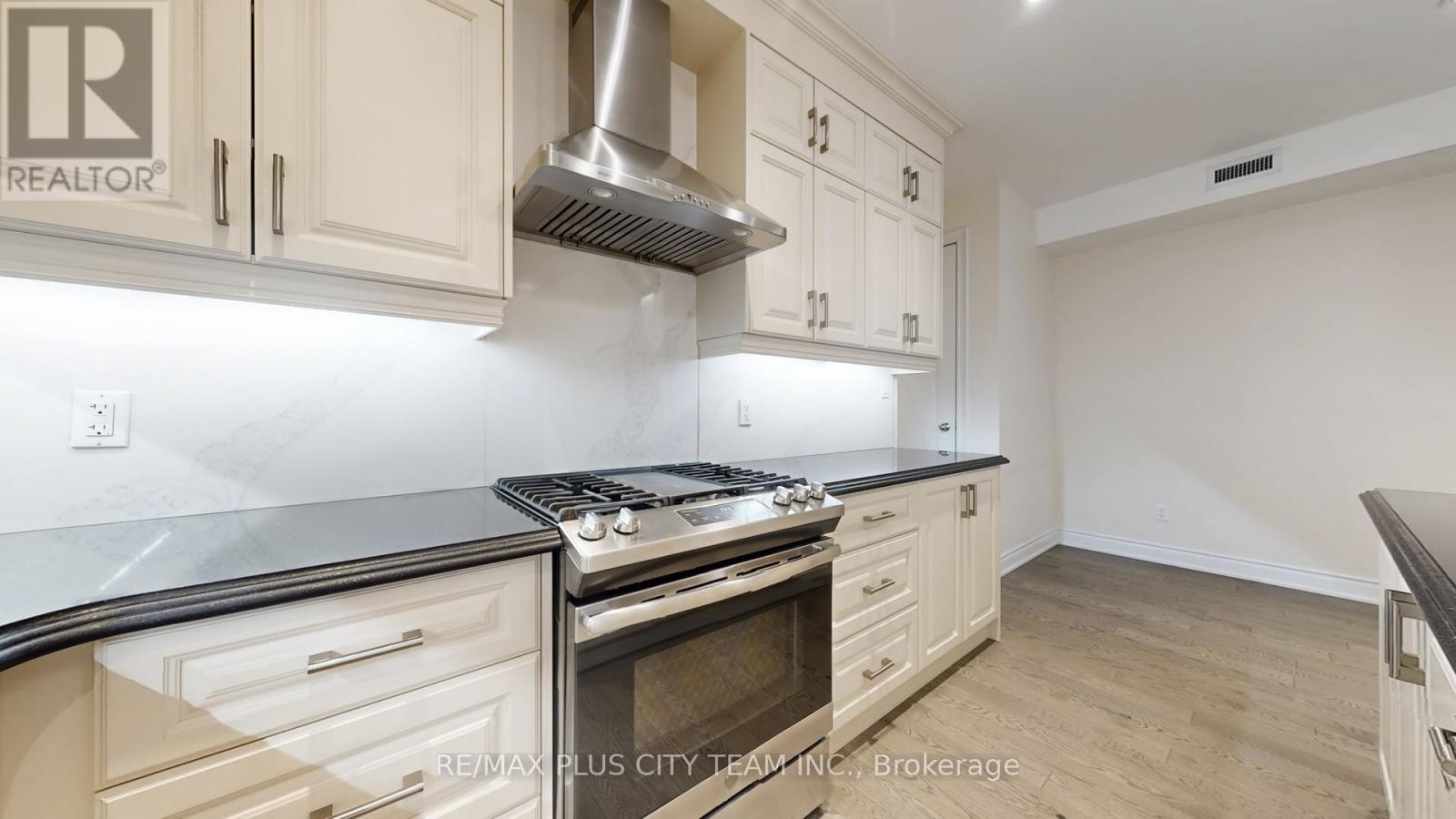2 - 381 Ontario Street Property Photo 13