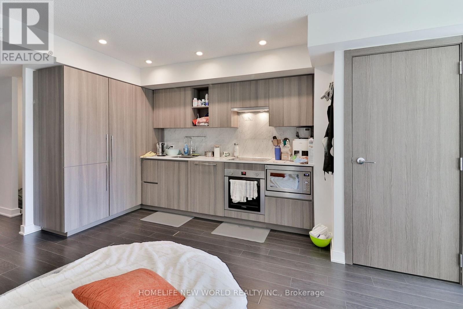 812 - 17 Bathurst Street Property Photo 3