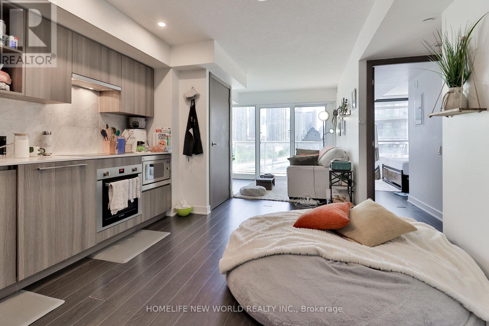 812 - 17 Bathurst Street Property Photo 4
