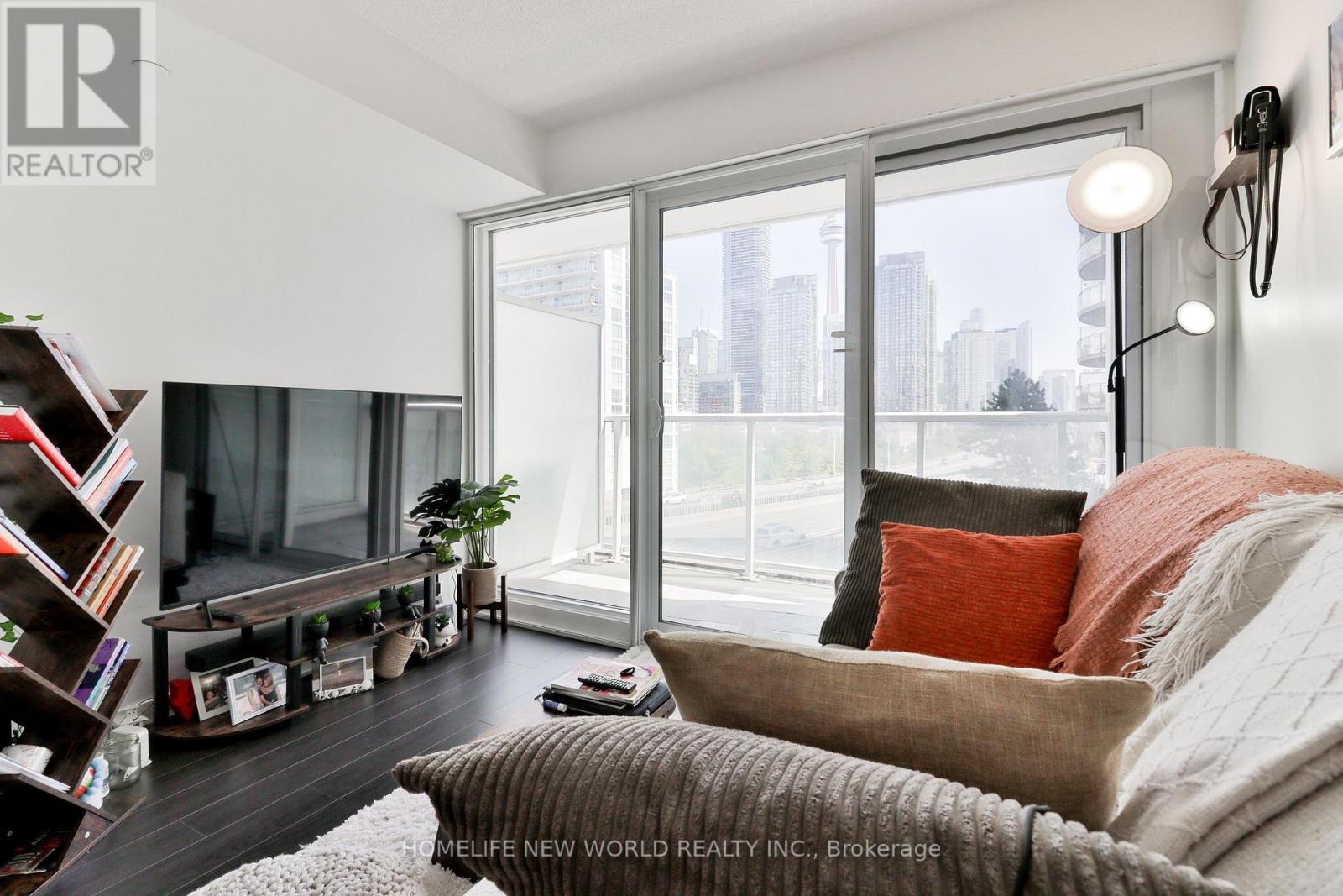 812 - 17 Bathurst Street Property Photo 5