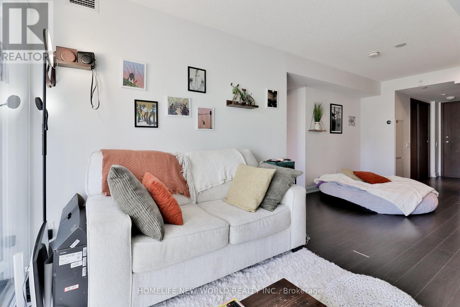 812 - 17 Bathurst Street Property Photo 6