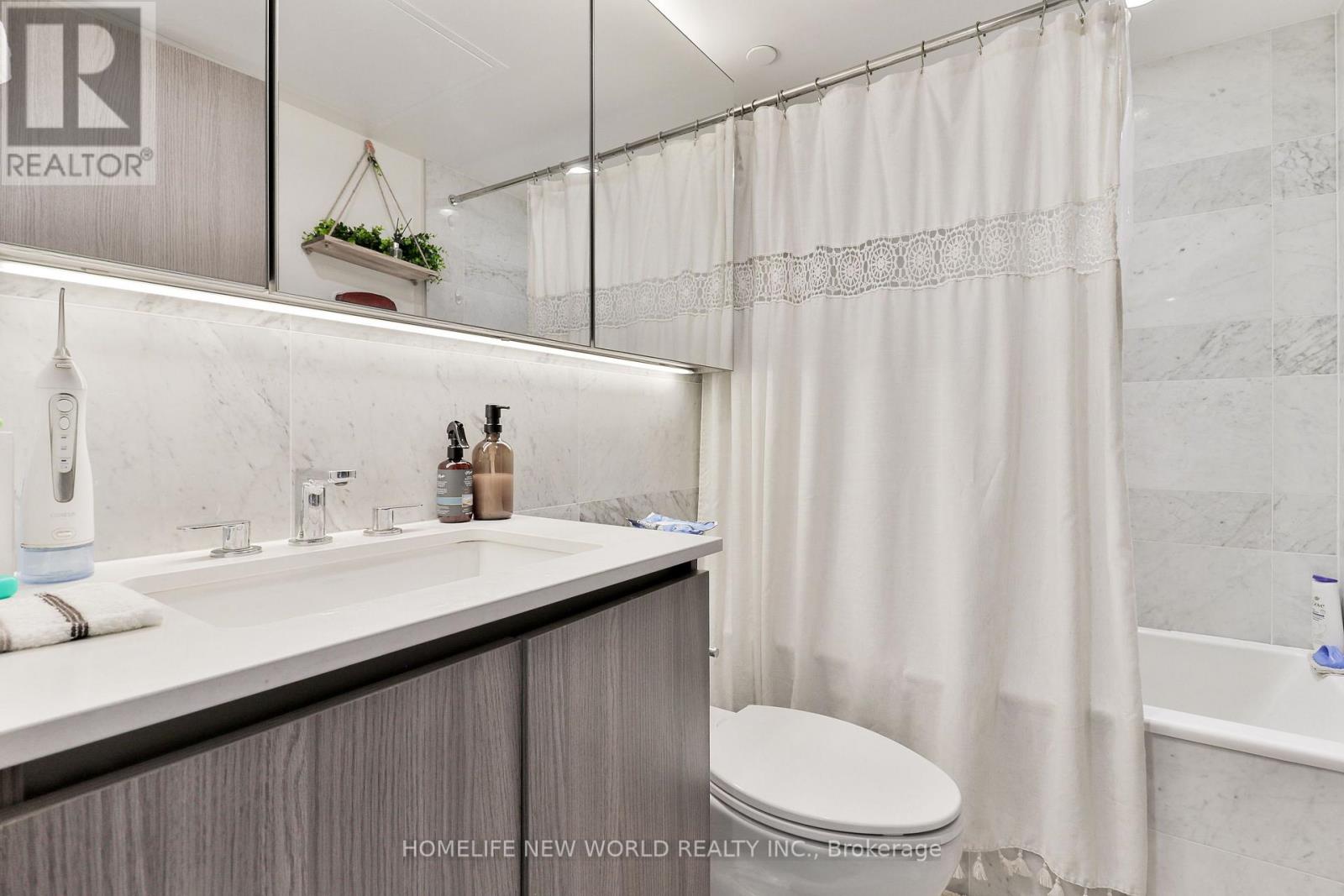 812 - 17 Bathurst Street Property Photo 11