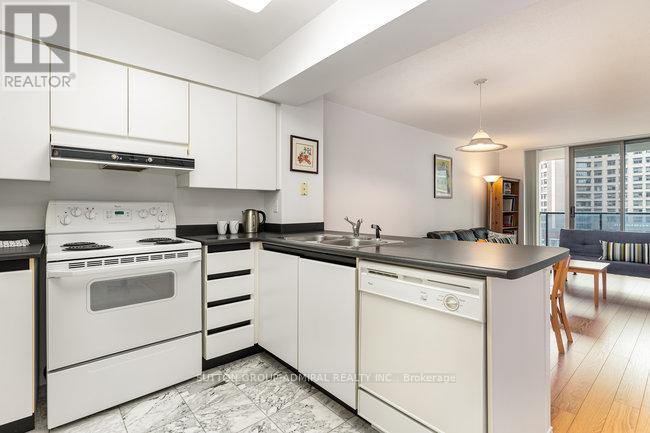 1108 - 750 Bay Street Property Photo 7