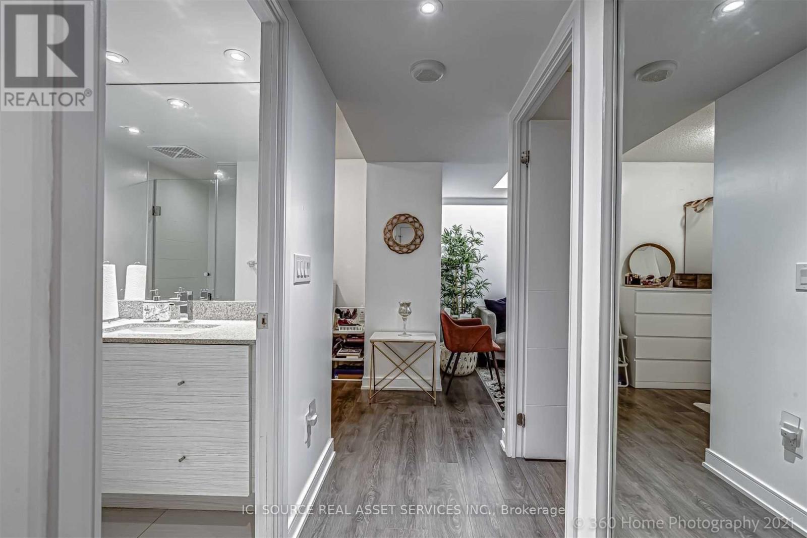 1020 - 525 Adelaide Street W Property Photo 3