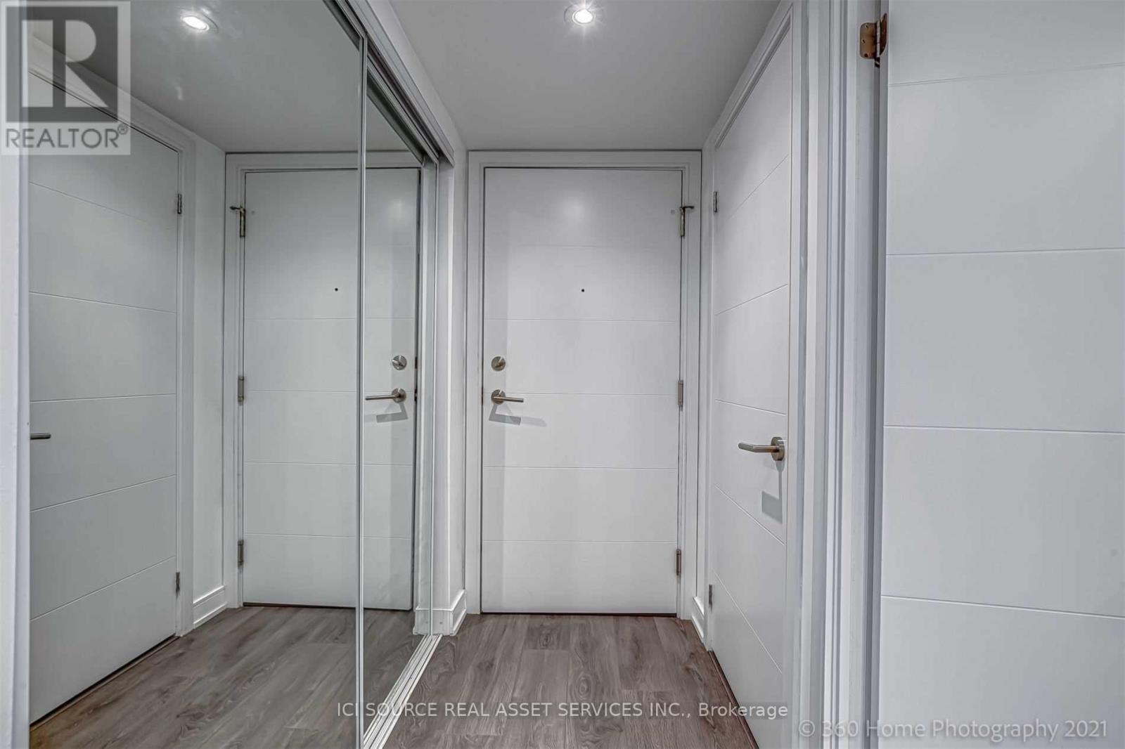 1020 - 525 Adelaide Street W Property Photo 4