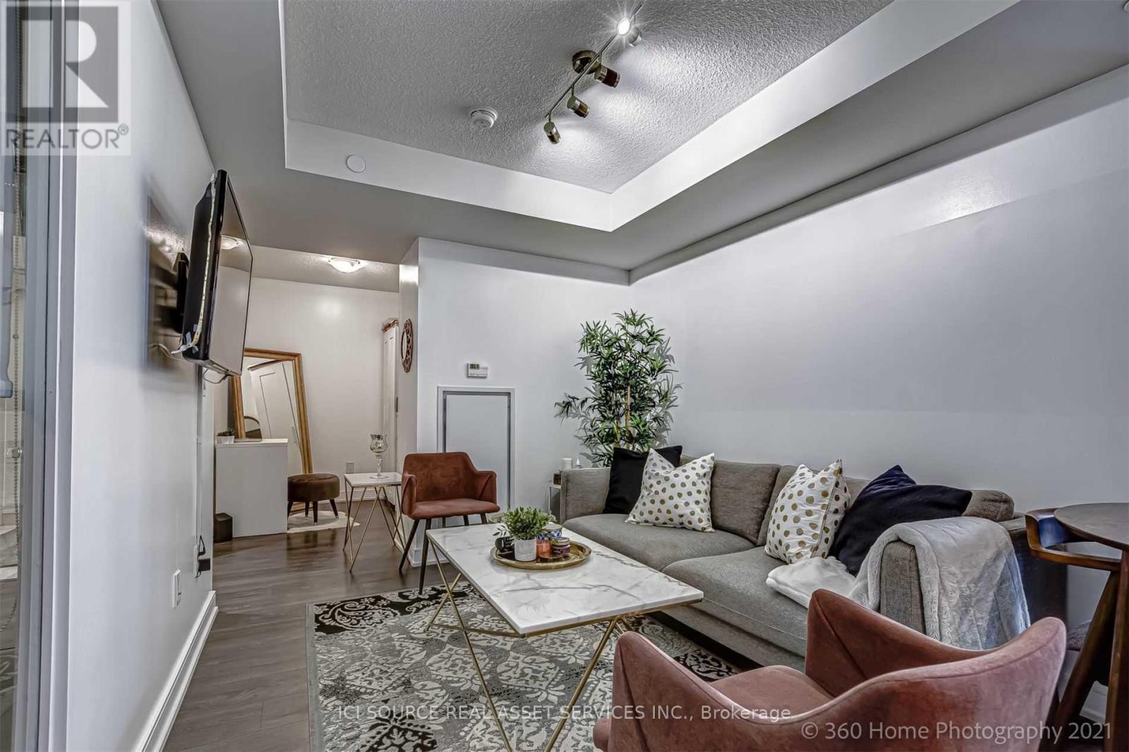 1020 - 525 Adelaide Street W Property Photo 5