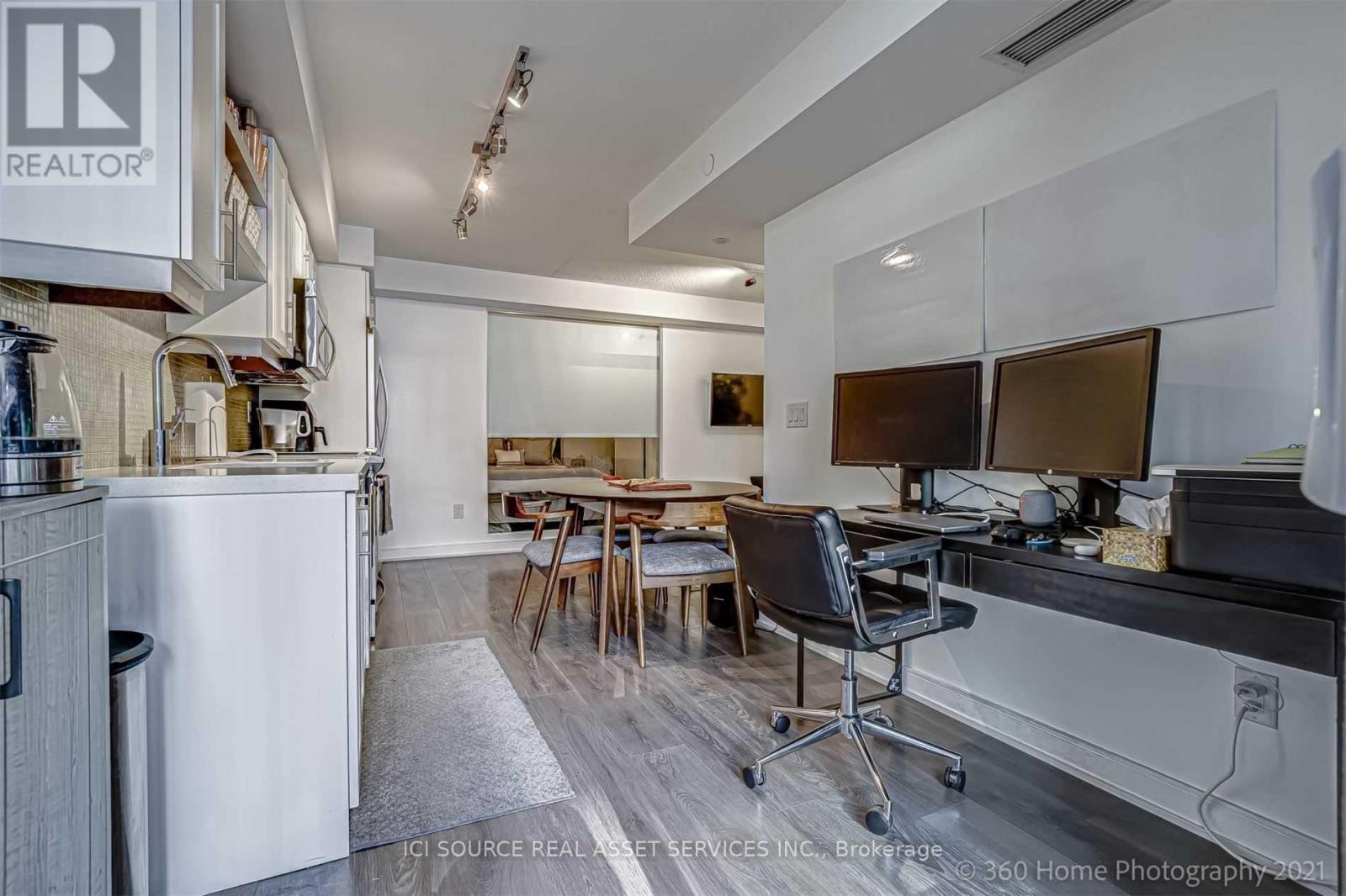 1020 - 525 Adelaide Street W Property Photo 7