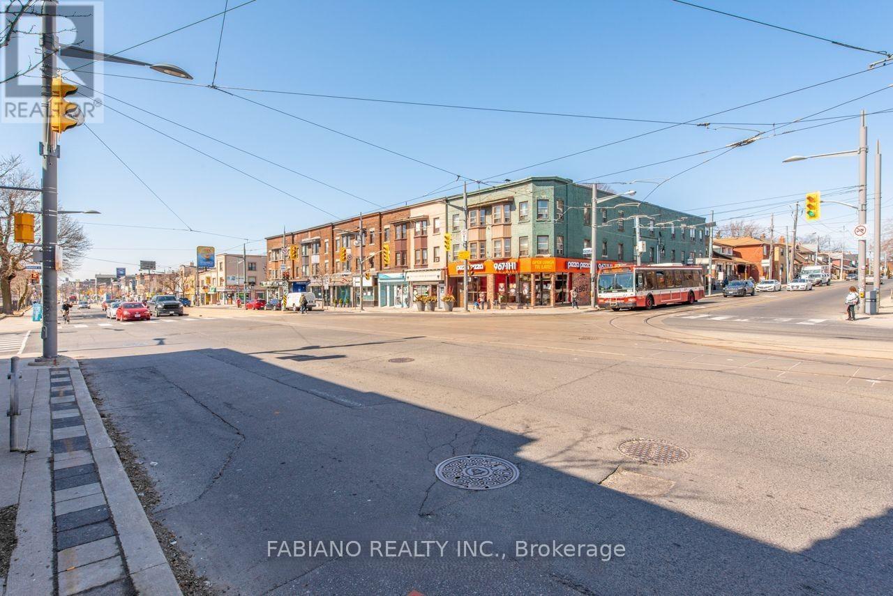 944 St Clair Avenue W Property Photo 5
