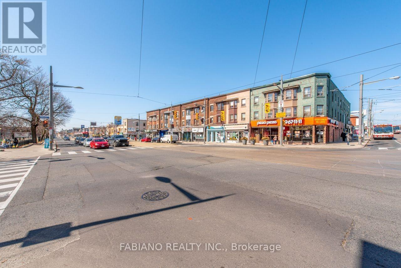 944 St Clair Avenue W Property Photo 6
