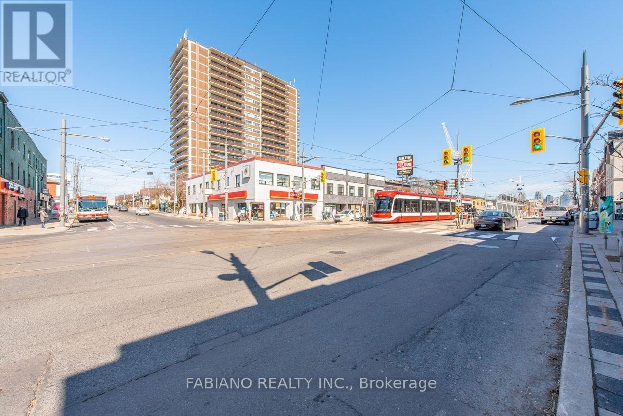 944 St Clair Avenue W Property Photo 7
