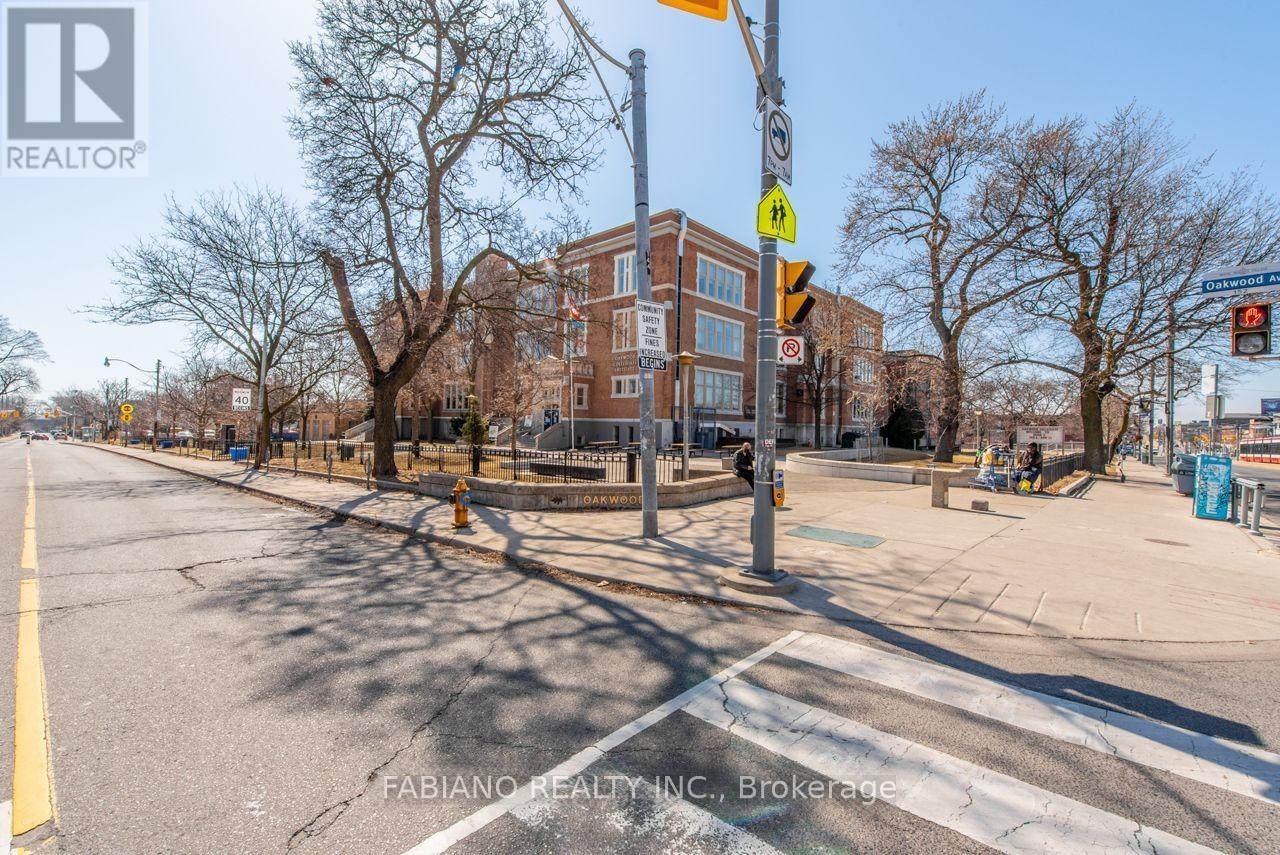 944 St Clair Avenue W Property Photo 8