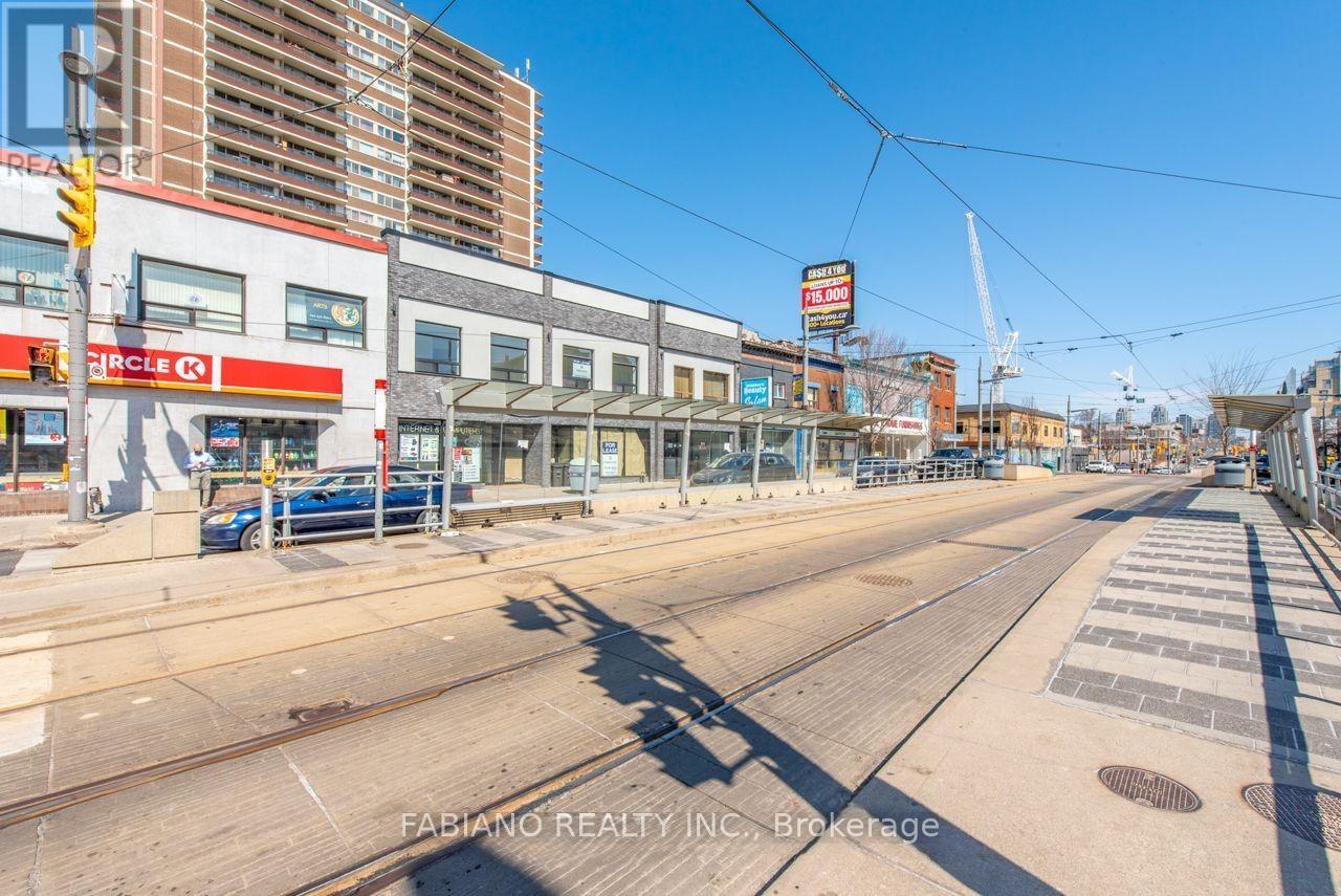 944 St Clair Avenue W Property Photo 9