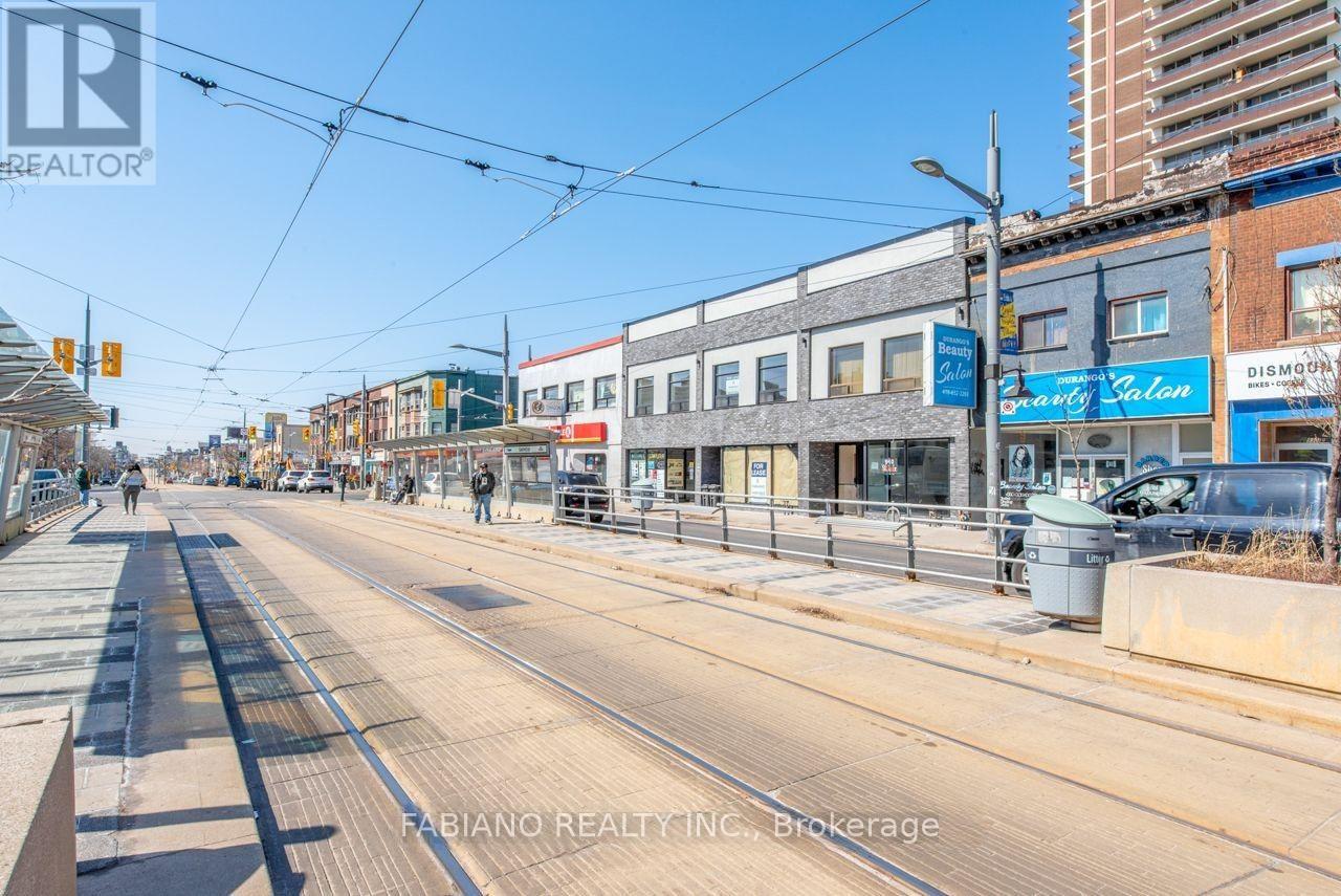 944 St Clair Avenue W Property Photo 10