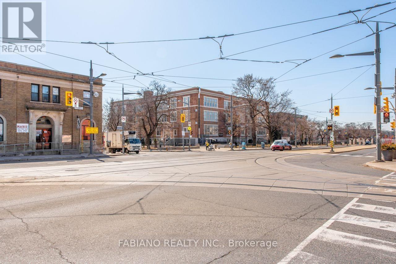 944 St Clair Avenue W Property Photo 11