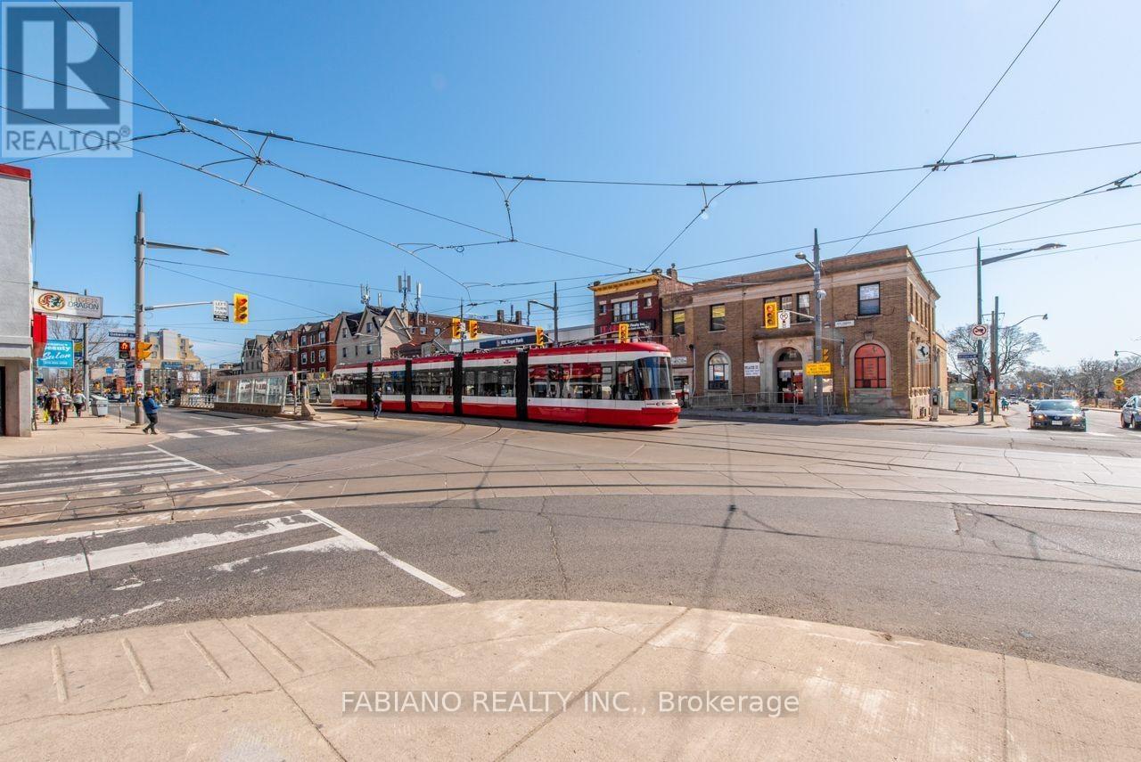 944 St Clair Avenue W Property Photo 16