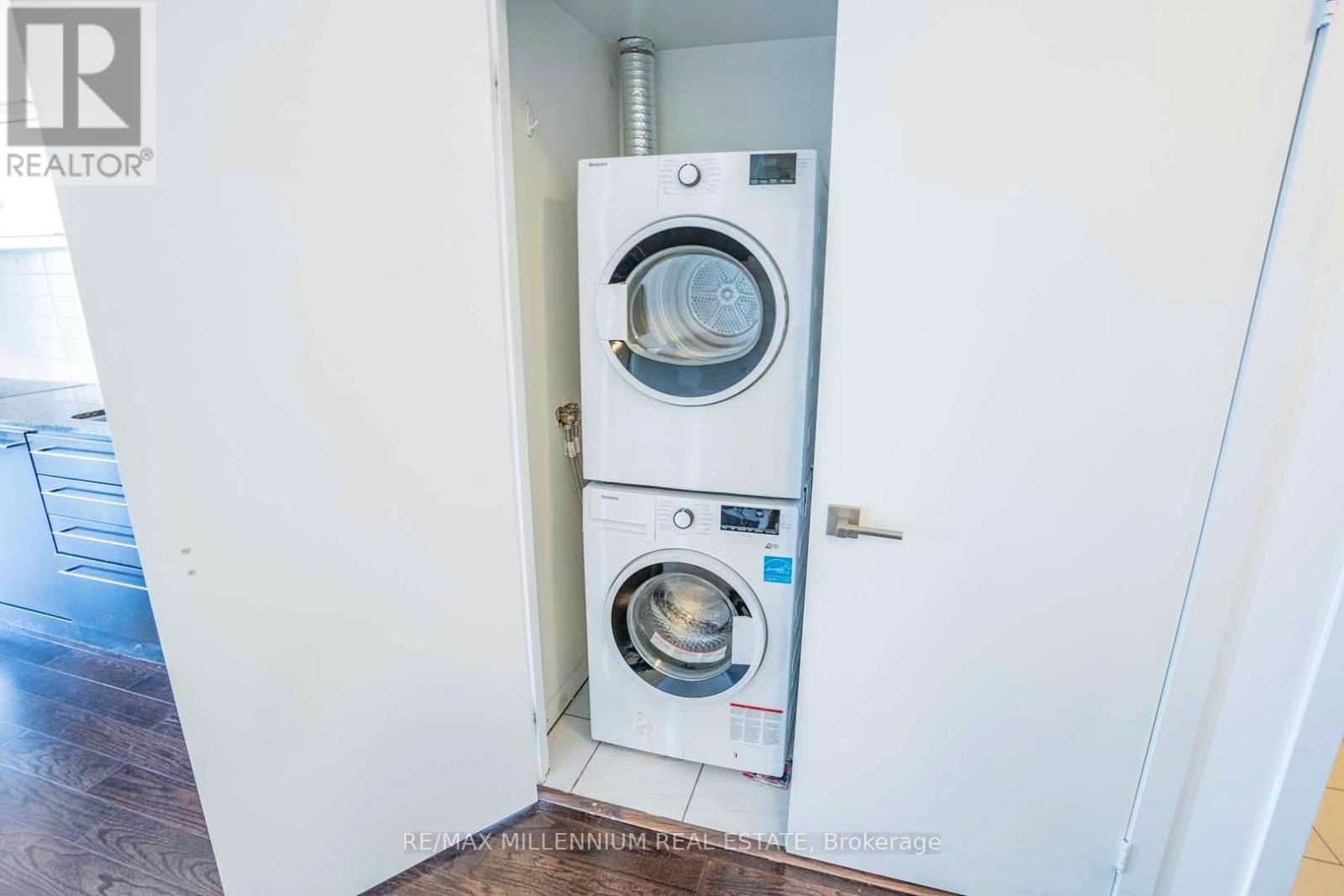 2212 - 770 Bay Street Property Photo 9