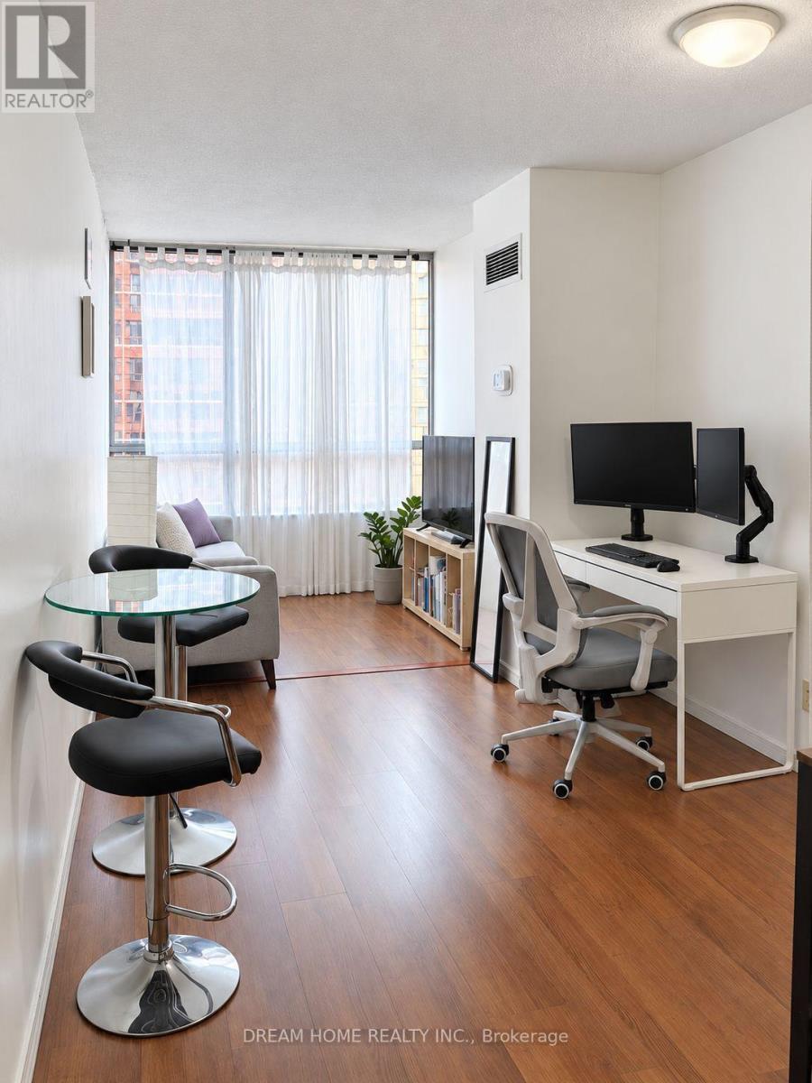 1505 - 717 Bay Street Property Photo 4