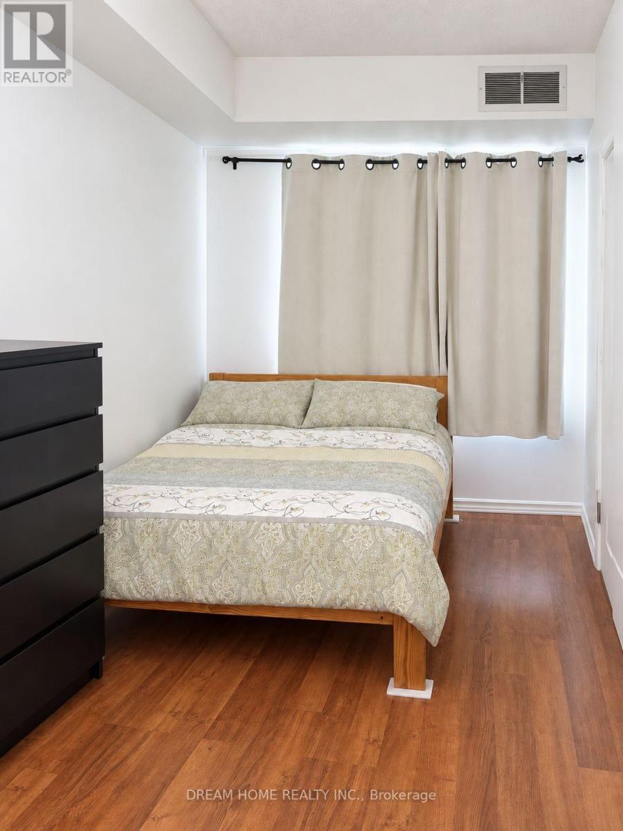 1505 - 717 Bay Street Property Photo 5