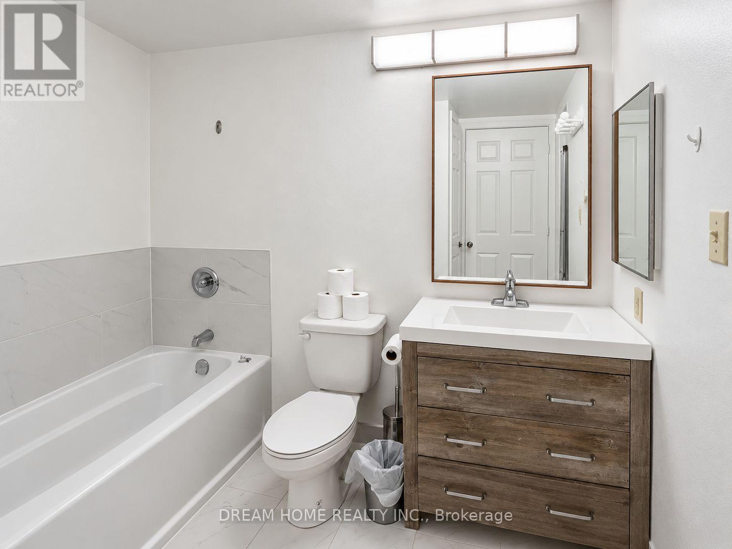 1505 - 717 Bay Street Property Photo 6