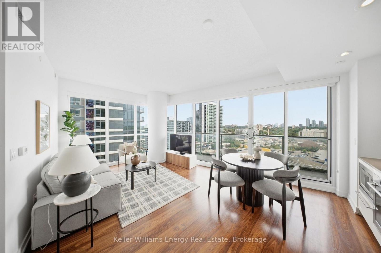 1109 - 117 Mcmahon Drive Photo de la propriété 1