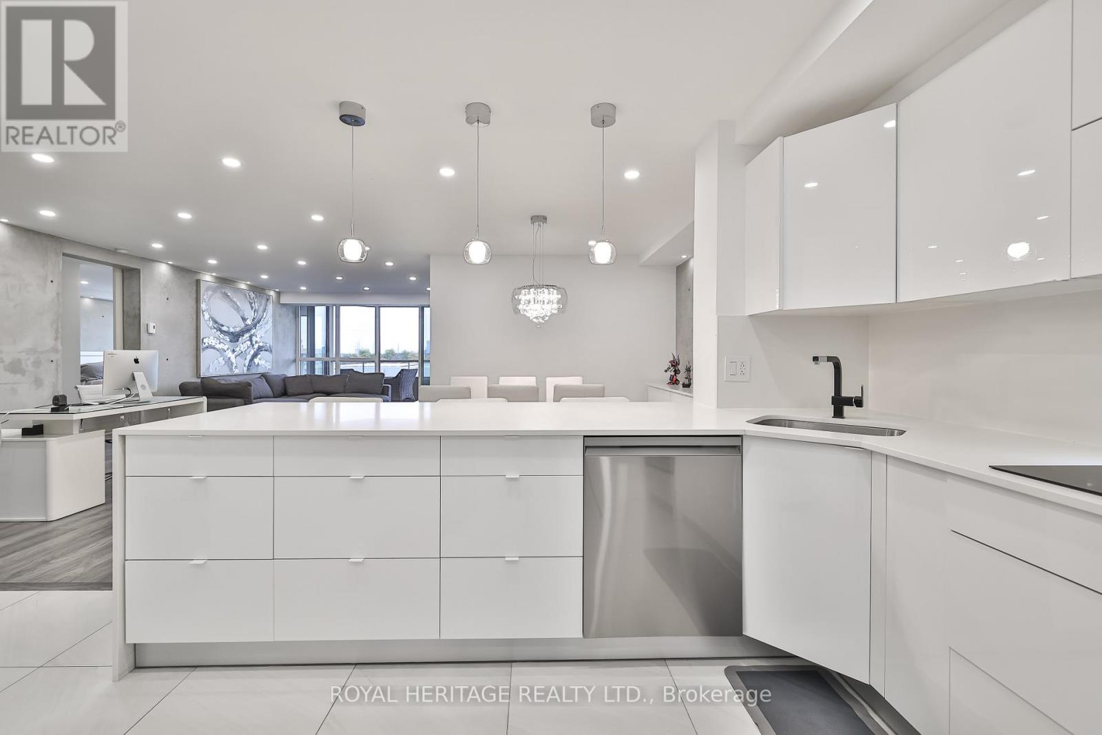801 - 10 Torresdale Avenue Property Photo 7