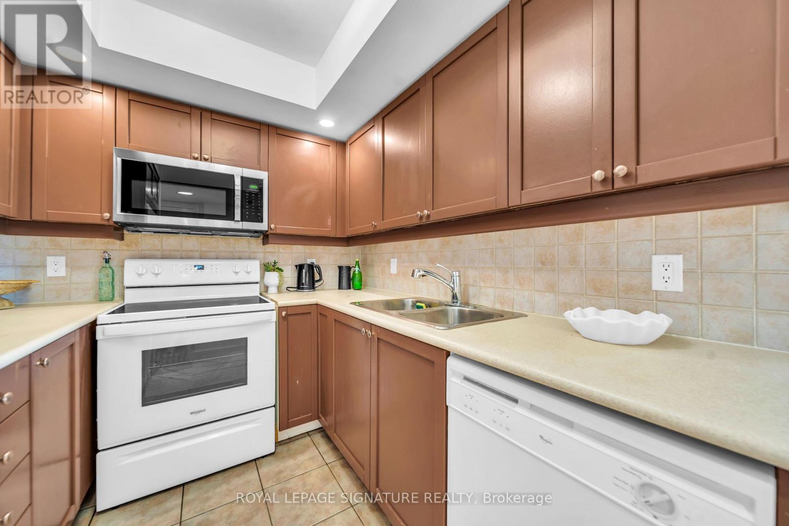 2122 - 15 Northtown Way Property Photo 6