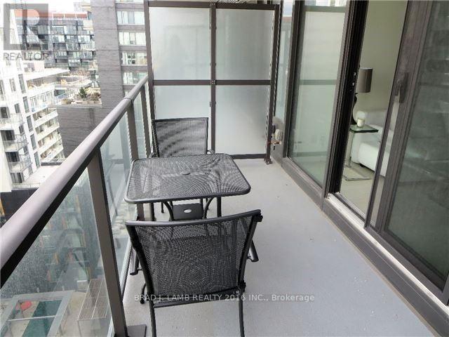 1212 - 111 Bathurst Street Property Photo 5