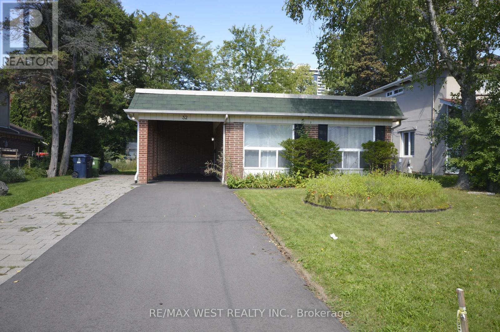 32 AXSMITH CRESCENT