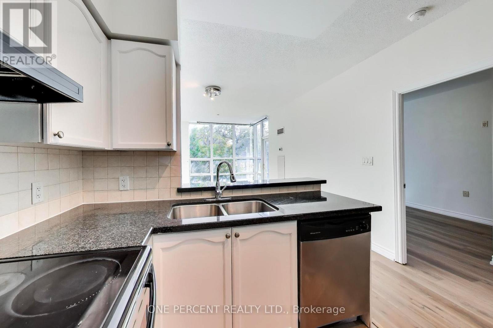 109 - 3840 Bathurst Street Property Photo 8