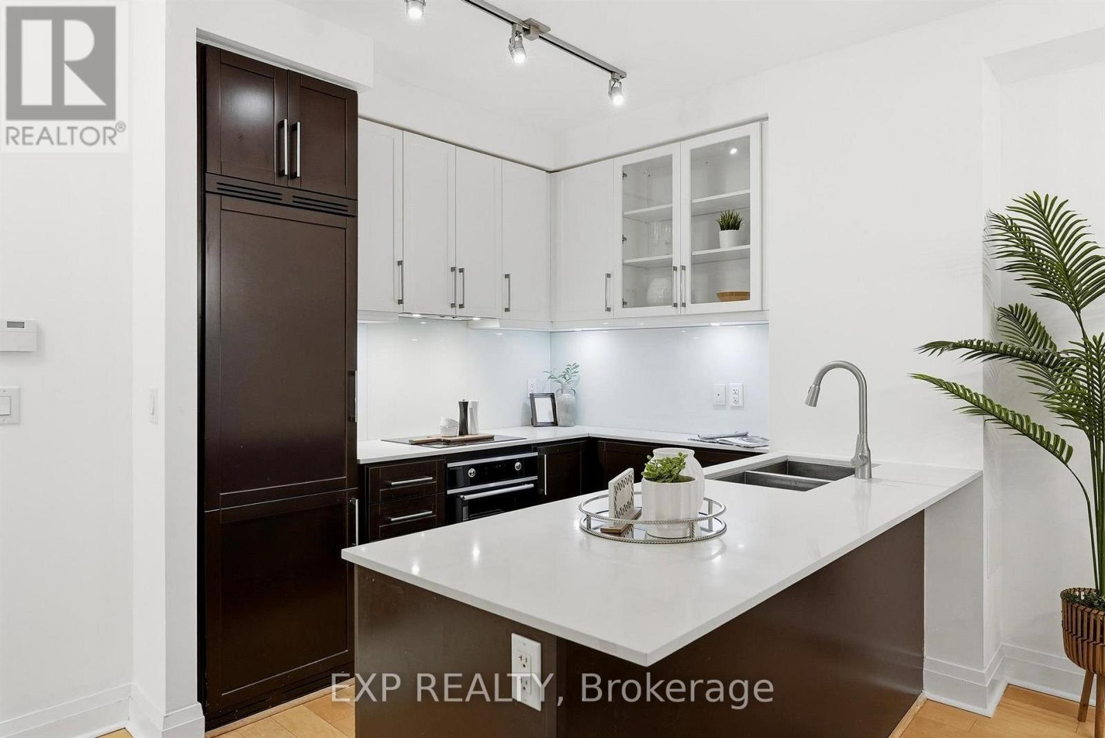 213 - 21 Clairtrell Road Property Photo 6