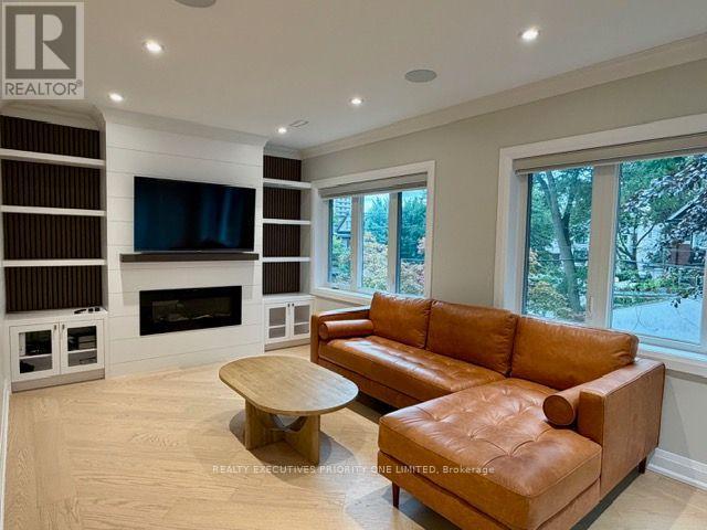 2nd Floor - 10 Lascelles Boulevard Property Photo 8