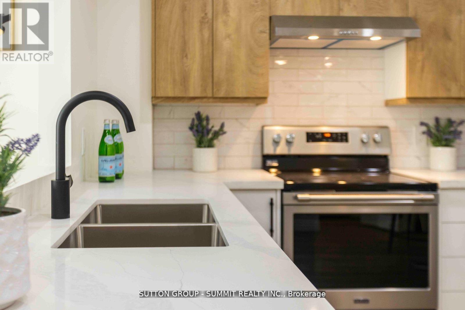 421 - 12 Douro Street Property Photo 11