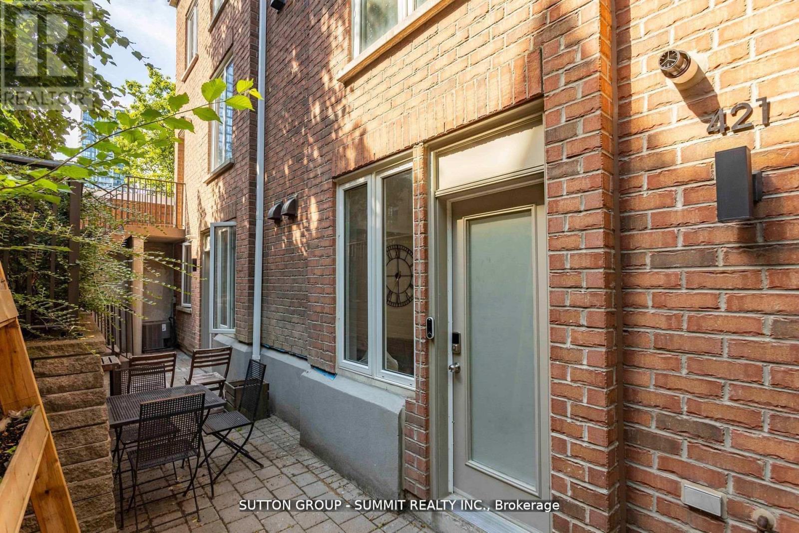 421 - 12 Douro Street Property Photo 12