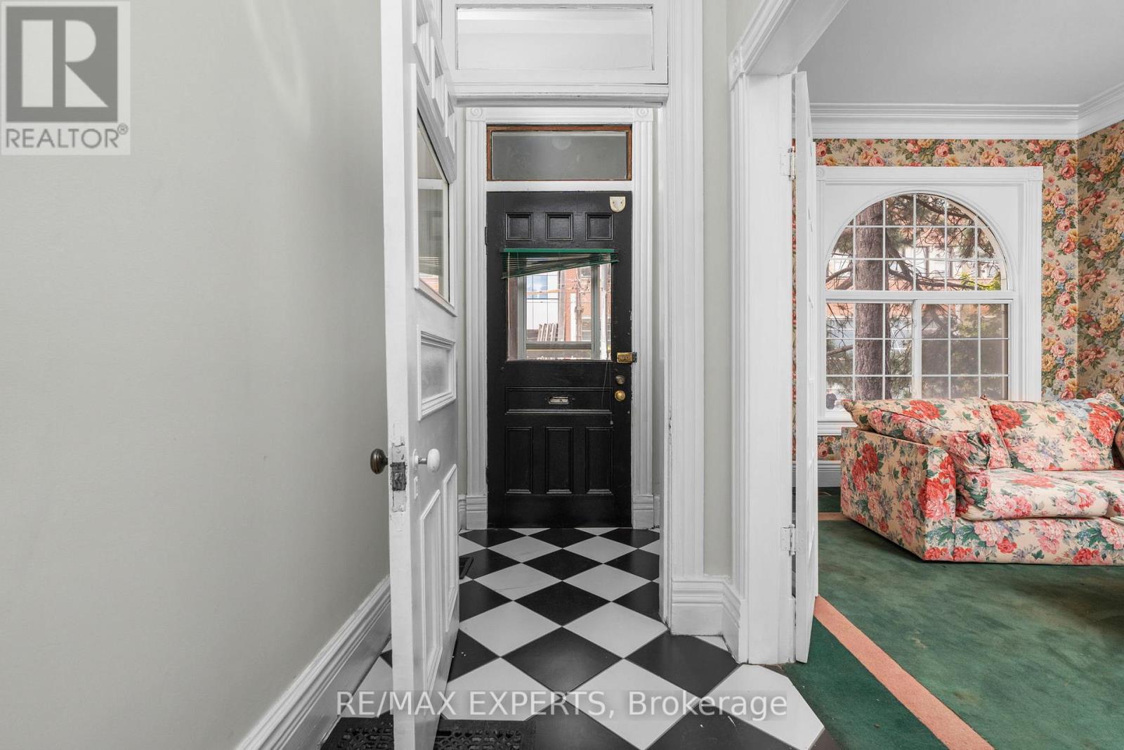 382 Bathurst Street Property Photo 3