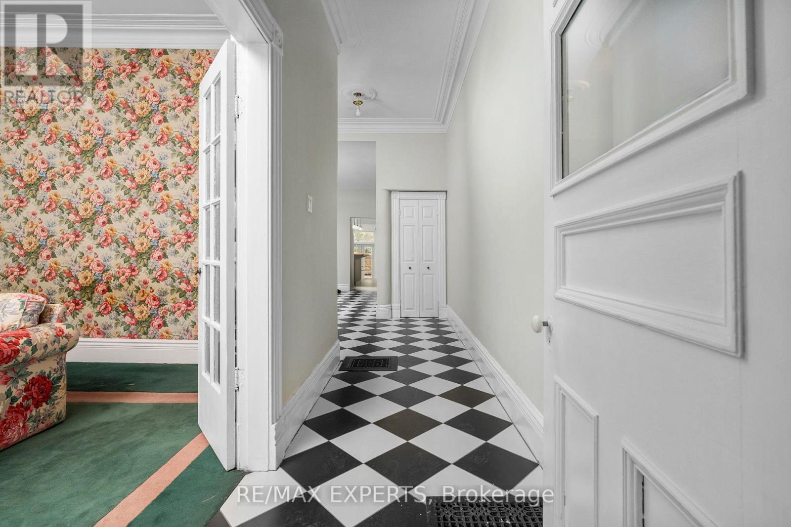 382 Bathurst Street Property Photo 4