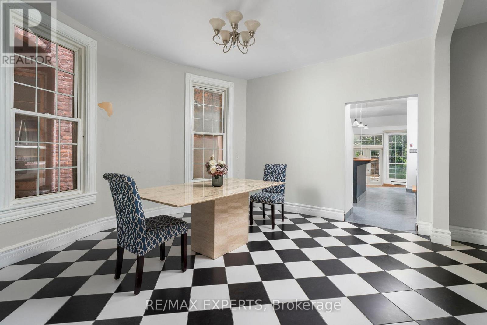 382 Bathurst Street Property Photo 10