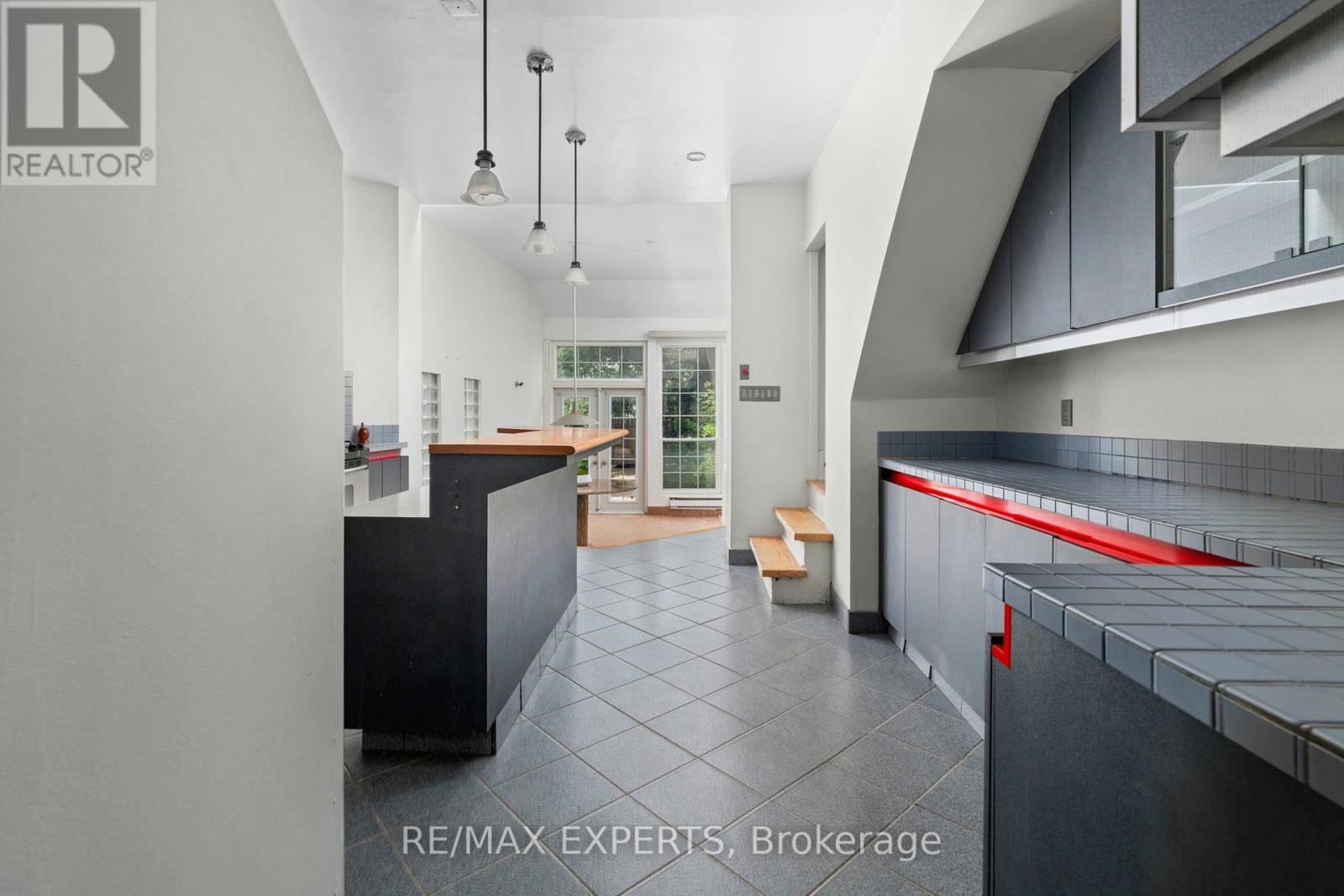 382 Bathurst Street Property Photo 11