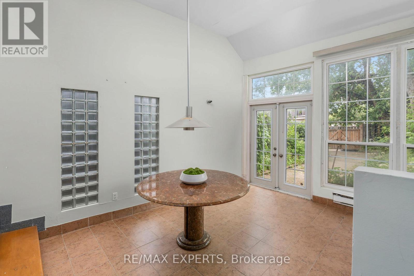 382 Bathurst Street Property Photo 14