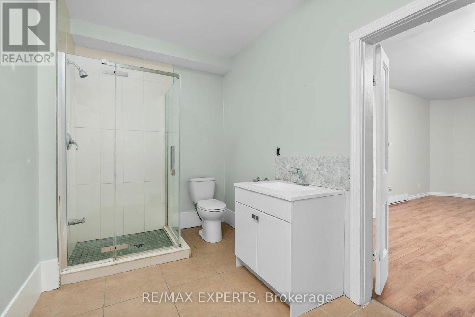 382 Bathurst Street Property Photo 17