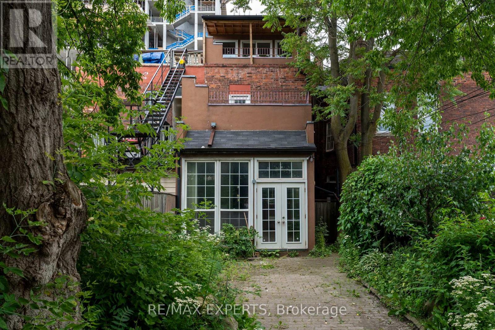 382 Bathurst Street Property Photo 32