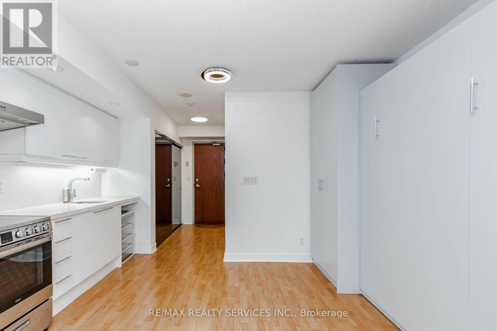 208 - 19 Avondale Avenue Property Photo 21