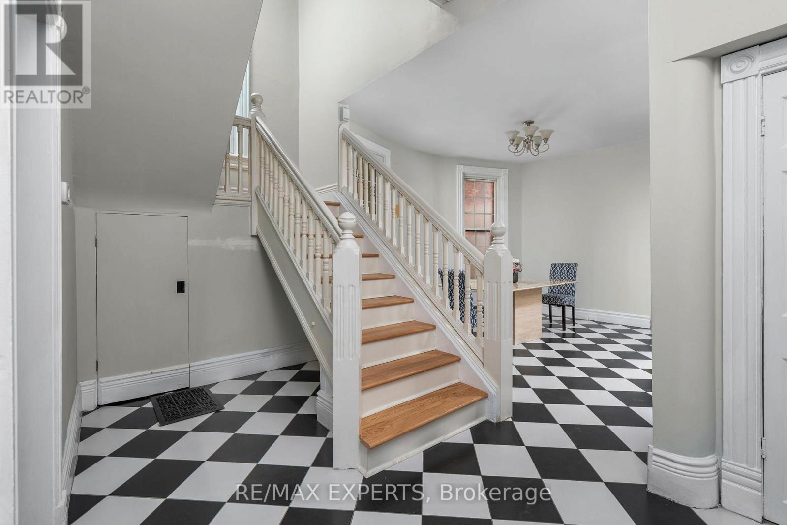 382 Bathurst Street Property Photo 7